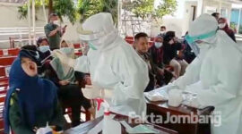 Proses tes swab PCR seluruh pegawai Pengadilan Agama (PA) Jombang.