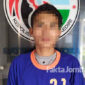 Tersangka pengedar narkoba jenis pil dobel L asal Karanglo, Kecamatan Mojowarno, Jombang, saat diamankan di Polres Kediri.