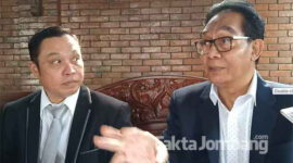 Armen Dedi (kiri) dan Poerwanto (kanan) kuasa hukum Kiai Tar dan Yayasan Pendidikan Shiddiqiyah, saat diwawancarai wartawan, Kamis (24/6/2021).