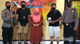 Tersangka kasus pencurian dan barang bukti ponsel, saat diamankan di Polsek Jombang Kota.