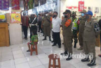 Petugas gabungan saat menggelar operasi yustisi di pusat perbelanjaan Kraton, Jombnag, Senin (14/6/2021).