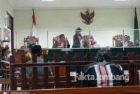 Suasana sidang perdana, perkara gugatan kepada Ning Ema, putri Bupati Jombang beserta suaminya, terkait wanprestasi utang Rp 2,65 Miliar.