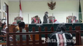 Suasana sidang perdana, perkara gugatan kepada Ning Ema, putri Bupati Jombang beserta suaminya, terkait wanprestasi utang Rp 2,65 Miliar.