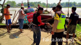 Warga dan petugas hendak mengevakuasi truk yang terperosok di bibir Sungai Brantas, Desa/Kecamatan Megaluh, Kabupaten Jombang.