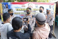 Kapolres Jombang, AKBP Agung Setyo Nugroho, saat diwawancarai wartawan di sela-sela memantau pelaksanaan vaksinasi massal di Satlantas Polres setempat. 