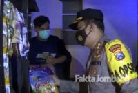 Kapolres Jombang AKBP Agung Setyo Nugroho, memberikan bantuan beras 5 kilogram ke setiap PKL, Sabtu (24/7/2021) malam.