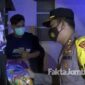 Kapolres Jombang AKBP Agung Setyo Nugroho, memberikan bantuan beras 5 kilogram ke setiap PKL, Sabtu (24/7/2021) malam.
