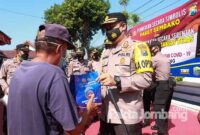 Kapolres Jombang, AKBP Agung Setyo Nugroho, memberikan paket sembako ke warga sekitar Mapolres setempat, Sabtu (19/7/2021).