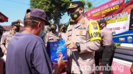 Kapolres Jombang, AKBP Agung Setyo Nugroho, memberikan paket sembako ke warga sekitar Mapolres setempat, Sabtu (19/7/2021).