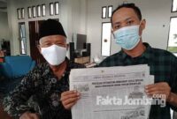 MSR bersama penasihat hukumnya, Beny Hendro, saat menunjukkan media cetak yang beritanya dinilainya merugikan kliennya.