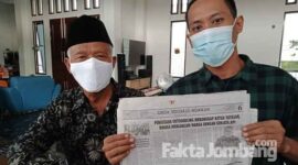 MSR bersama penasihat hukumnya, Beny Hendro, saat menunjukkan media cetak yang beritanya dinilainya merugikan kliennya.