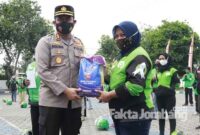Kapolres AKBP Agung Setyo Nugroho menyerahkan bansos secara simbolis ke perwakilan komunitas ojek online, Kamis (22/7/2021).