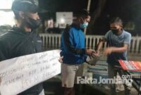 Aksi penggalang dana PKL Jalan Dr Sutomo, Jombang, untuk meringankan beban rekan sesama PKL yang terkena sanski denda PPKM Darurat sebesar Rp 100 ribu, Selasa (13/7/2021) petang.