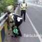 Polisi sedang melakukan olah TKP, Jalan Raya jurusan Jombang – Surabaya, tepatnya di Desa Jogoloyo, Kecamatan Sumobito, Kabupaten Jombang, Jumat (9/7/2021).