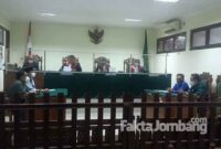 Proses sidang pertama pokok perkara wanprestasi wanprestasi atas utang piutang senilai Rp 2,65 Miliar dengan dua tergugat yakni Ema Umiyyatul Chusnah atau Ning Ema dan Aidil Mustofa atau Gus Aidil, di PN Jombang Kamis (29/7/2021).