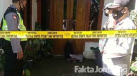 Polisi saat hendak memeriksa dan mengevakuasi korban, setelah memasang garis polisi di sekeliling rumah warga Desa / Kecamatan Wonosalam, Kabupaten Jombang, Senin (26/7/2021).