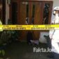 Polisi saat hendak memeriksa dan mengevakuasi korban, setelah memasang garis polisi di sekeliling rumah warga Desa / Kecamatan Wonosalam, Kabupaten Jombang, Senin (26/7/2021).