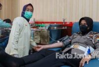 Proses donor darah Polwan Polres Jombang di Palang Merah Indonesia (PMI) Cabang Jombang.