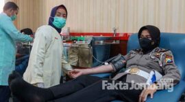Proses donor darah Polwan Polres Jombang di Palang Merah Indonesia (PMI) Cabang Jombang.