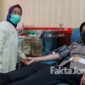 Proses donor darah Polwan Polres Jombang di Palang Merah Indonesia (PMI) Cabang Jombang.