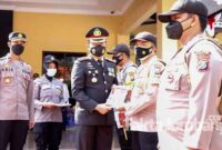 Kapolres Jombang, AKBP Agung Setyo Nugroho, menyerahkan bendera merah putih secara simbolis ke Bhabinkamtibmas dan selanjutnya dibagikan ke warga di halaman Mapolres Jombang, Senin (16/8/2021).