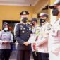 Kapolres Jombang, AKBP Agung Setyo Nugroho, menyerahkan bendera merah putih secara simbolis ke Bhabinkamtibmas dan selanjutnya dibagikan ke warga di halaman Mapolres Jombang, Senin (16/8/2021).