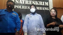 Tersangka HRS yang tega menyetubuhi dua putrinya sendiri, saat dirilis Unit PPA Satreskrim Polres Jombang.