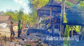 Kondisi gudang rongsokan di Desa Murukan, Kecamatan Mojoagung, Kabupaten Jombang yang terbakar, Minggu (15/8/2021) siang.