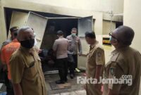 Polisi melakukan pemeriksaan di salah satu gudang RSUD Jombang, yang terbakar, Senin (2/8/2021)