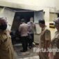 Polisi melakukan pemeriksaan di salah satu gudang RSUD Jombang, yang terbakar, Senin (2/8/2021)