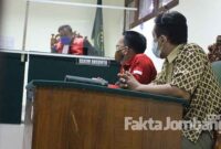 Dua kuasa hukum tergugat, Mohamad Sholahuddin (baju merah) didampingin Moh Ja'far Shodiq Maksum, dalam sidang agenda jawaban pihak tergugat di PN Jombang, Kamis (12/8/2021).