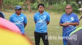 Kuswanto, Anggota DPRD Jatim (kanan) saat memacu semangat sebelum ajang seleksi pemain sepak bola Rajawali Biru yang didirikan ini mulai digelar,
