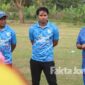Kuswanto, Anggota DPRD Jatim (kanan) saat memacu semangat sebelum ajang seleksi pemain sepak bola Rajawali Biru yang didirikan ini mulai digelar,