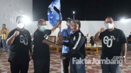 Penyerahan bendera Rajawali FC dari Kuswanto ke Coach Moch Sirath, saat launching di Omah Sambong, Desa Sambongdukuh, Keamatan/ Kabupaten Jombang. 