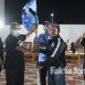 Penyerahan bendera Rajawali FC dari Kuswanto ke Coach Moch Sirath, saat launching di Omah Sambong, Desa Sambongdukuh, Keamatan/ Kabupaten Jombang. 
