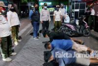 Pelanggar yang disanksi sosial berupa push-up di kawasan Pasar Citra Niaga (PCN) Jombang, Kamis (19/6/2021).