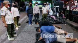 Pelanggar yang disanksi sosial berupa push-up di kawasan Pasar Citra Niaga (PCN) Jombang, Kamis (19/6/2021).