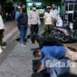 Pelanggar yang disanksi sosial berupa push-up di kawasan Pasar Citra Niaga (PCN) Jombang, Kamis (19/6/2021).