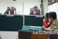 Dua kuasa hukum Tergugat I dan II, yakni Ema Umiyyatul Chusnah alias Ning Ema dan Aidil Mustofa alias Gus Aidil, saat sidang sebelumnya di PN Jombang. (Foto: dok)