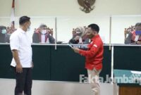 Kuasa hukum tergugat (Ning Ema dan Gus Aidil), M Sholahuddin (baju merah) saat memberikan materi jawaban kepada majelis hakim dan ke Agus Sholahuddin, kuasa hukum penggugat (Moch Rodly), Kamis (12/8/2021).
