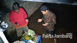 Kades Ngampungan, Rohan bersama Kasun Ngampungan, Suparmo saat berdoa di dalam bangunan yang menaungi sumber air kolam renang Pandansili, Desa Ngampungan, Kecamatan Bareng, Kabupaten Jombang.