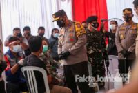 Wakapolda Jatim Brigjen Pol Drs Slamet Hadi Supraptoyo dan Kapolres Jombang AKBP Agung Setyo Nugroho, saat mengecek pelaksanaan vaksin di Kebonrojo, Jombang.