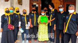 Kegiatan pemberian bantuan kepada warga kurang mampu yang digelar Sanggar UMKM Jombang, Minggu (5/9/2021).