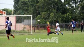 Ega Sumitro saat berhadapan dengan penjaga gawang Mojosari Putra FC, dan berbuah gol untuk SM Rajawali Biru.