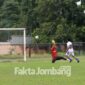 Ega Sumitro saat berhadapan dengan penjaga gawang Mojosari Putra FC, dan berbuah gol untuk SM Rajawali Biru.