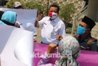 Kepala Disdikbud Jombang, Agus Purnomo menemui dan berdialog dengan pengunjuk rasa, Rabu (8/9/2021)