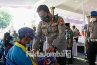 Kapolres Jombang, AKBP Agung Setyo Nugroho, memberikan sembako ke sejumlah tunawisma yang sudah divaksin Covid-19, Kamis (23/9/2021),