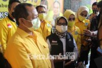 Ketua DPD Partai Golkar Jatim, M Sarmuji, Bupati Jombang Mundjidah Wahab, dan sejumlah anggota DPRD Jombang dari Partai Golkar, saat kegiatan vaksinasi, Sabtu (25/9/2021). 