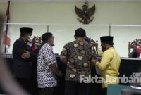 Proses penyerahan alat bukti dari pihak Penggugat serta proses pencocokan oleh Majelis Hakim dalam sidang perkara wanprestasi Rp 2,65 Miliar dengan Tergugat Ning Ema dan Gus Aidil, Kamis (2/9/2021). 