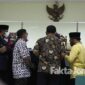 Proses penyerahan alat bukti dari pihak Penggugat serta proses pencocokan oleh Majelis Hakim dalam sidang perkara wanprestasi Rp 2,65 Miliar dengan Tergugat Ning Ema dan Gus Aidil, Kamis (2/9/2021). 